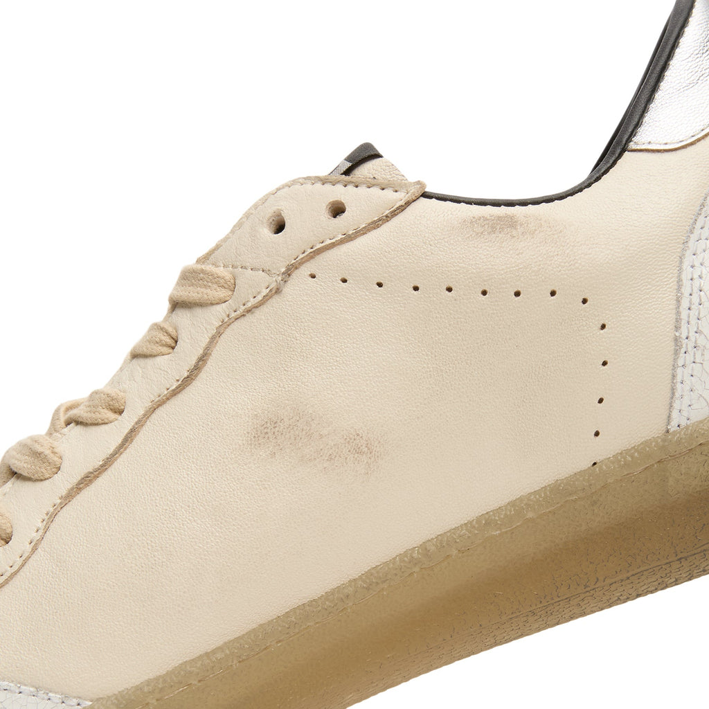golden-goose-ballstar-nappa-upper-and-tongue-crack-butter-beige-white-red-silver  Footwear