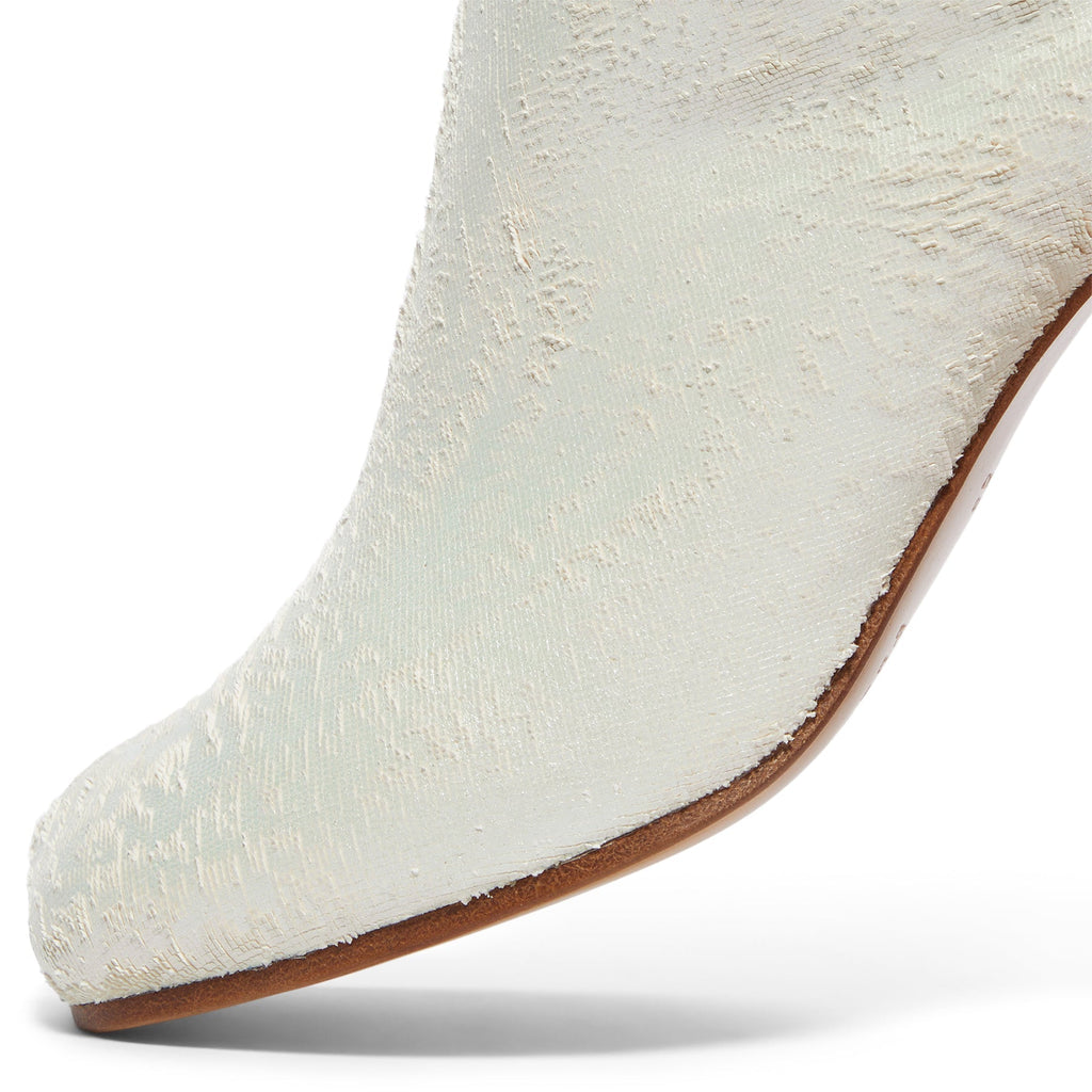 maison-margiela-tabi-ankle-boots-h60-s58wu0246-p8159-ha740-white-pearly  Footwear