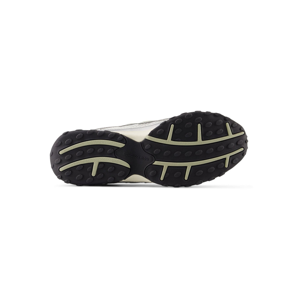 new-balance-basketcase-x-new-balance-204l-silver-metallic  Footwear